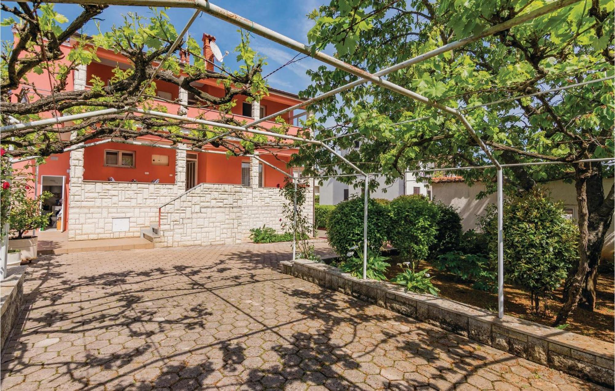 1 Bedroom Lovely Apartment In 로비니 외부 사진