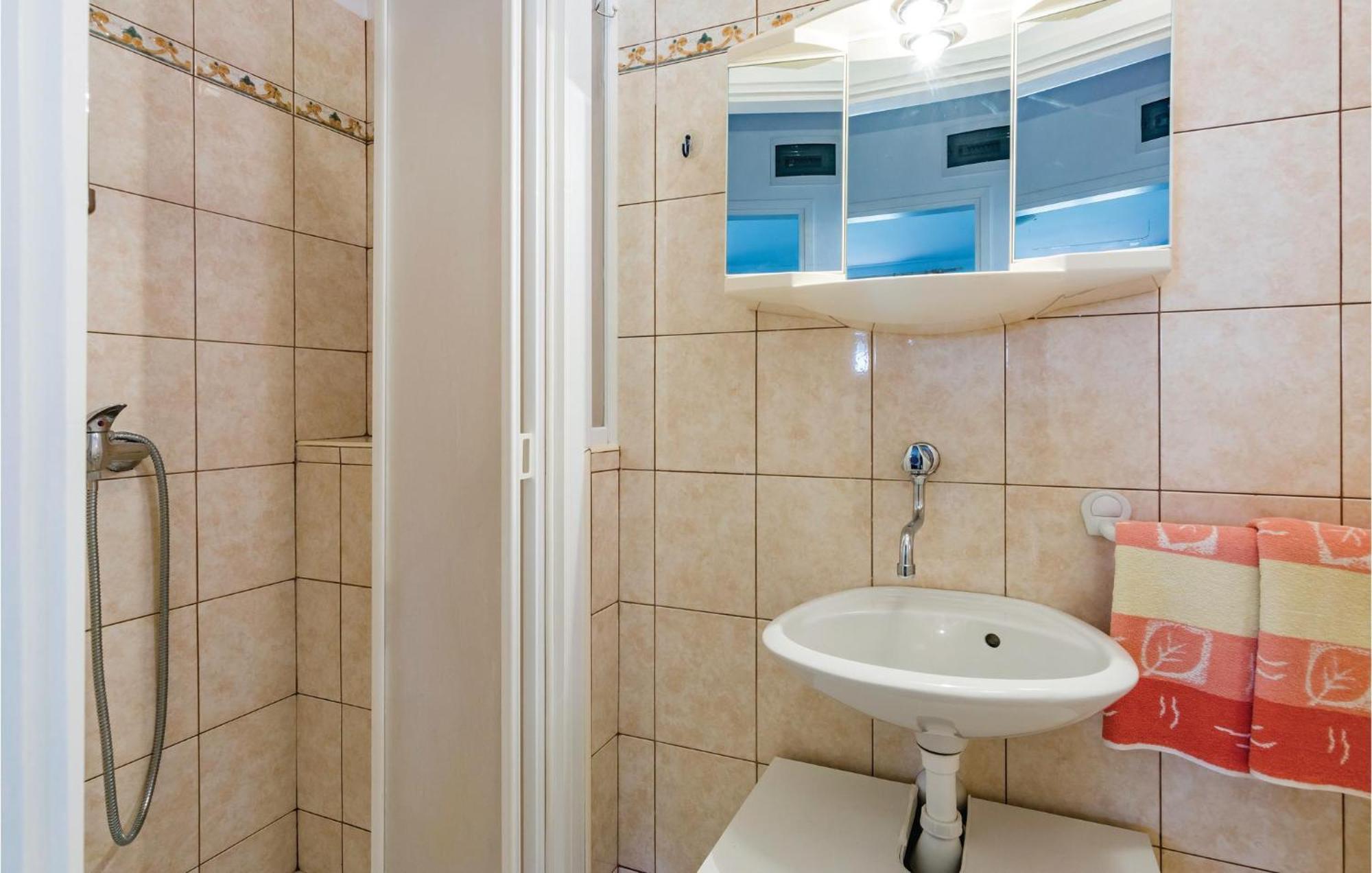1 Bedroom Lovely Apartment In 로비니 외부 사진
