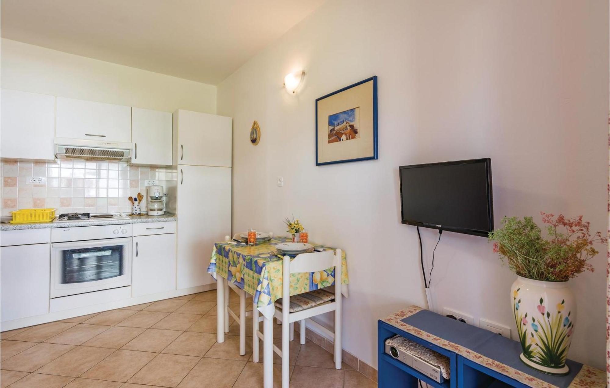 1 Bedroom Lovely Apartment In 로비니 외부 사진