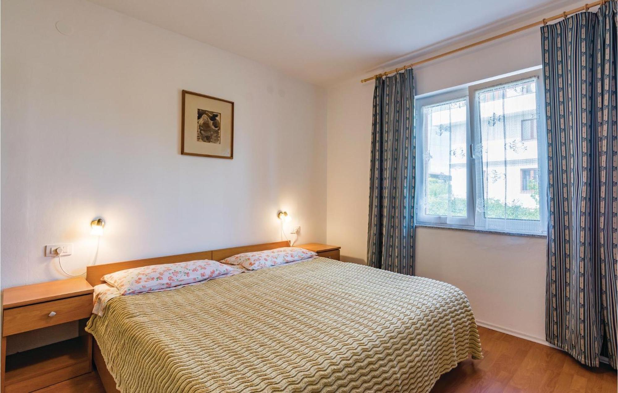 1 Bedroom Lovely Apartment In 로비니 외부 사진